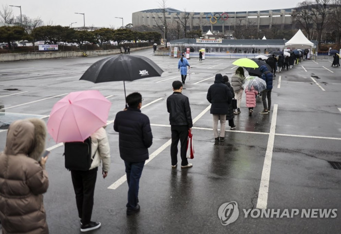 Өмнөд Солонгосд омикроны давалгаа оргилдоо хүрч, өдөрт 13,000 тохиолдол батлагджээ